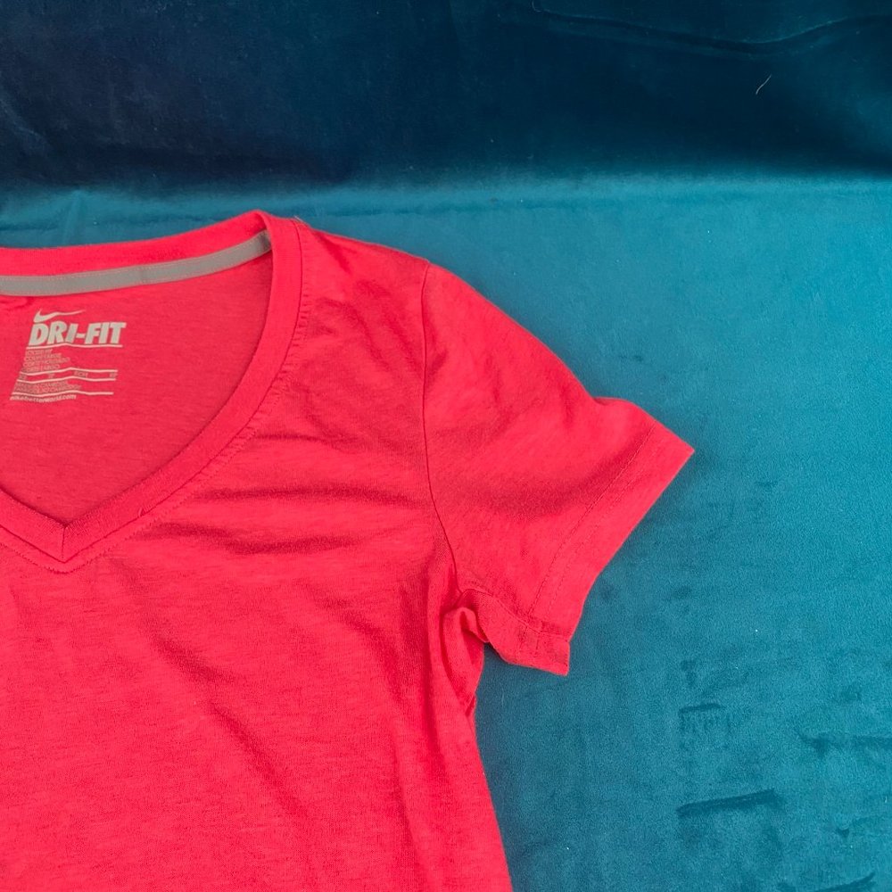 Nike Dri Fit V Neck T-shirt Loose Fit Pink Tee - Picture 4 of 10